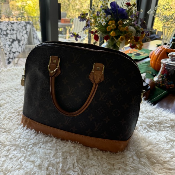Louis Vuitton Alma satchel bag - Picture 7 of 12